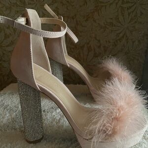 Wild Diva - New in box - Elegant Pink Feathered Women's Heels - Size 8 1/2